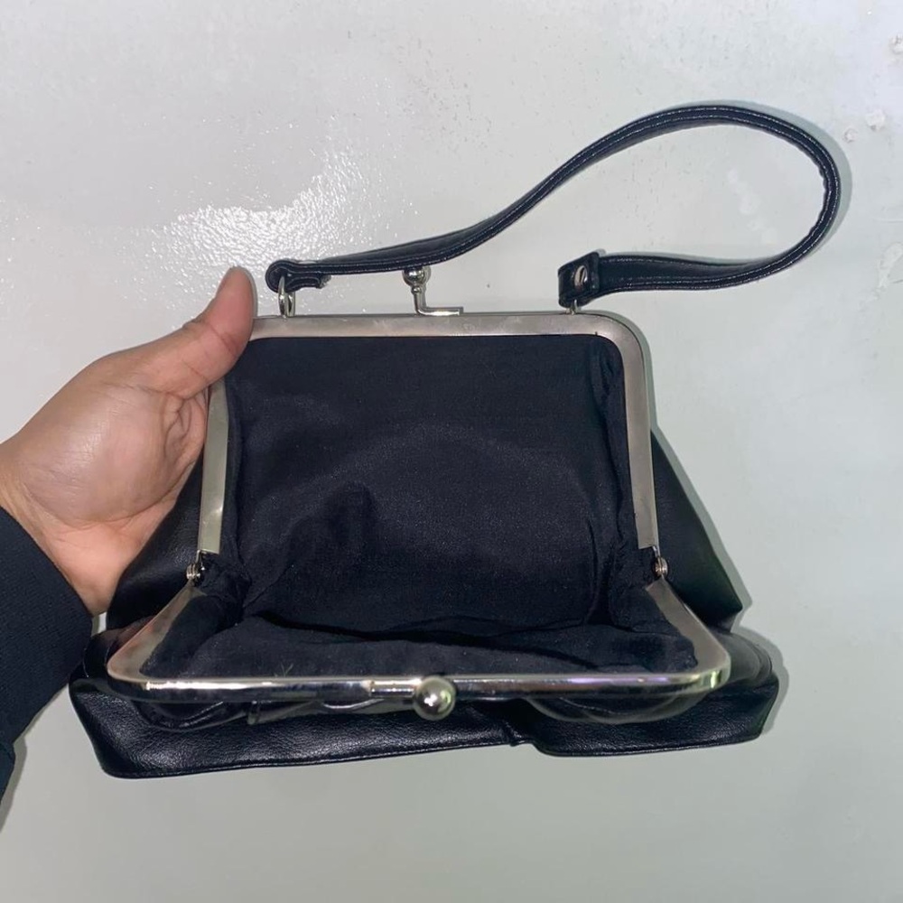 Elegant Black Ruffled Handbag - Picture 4 of 4